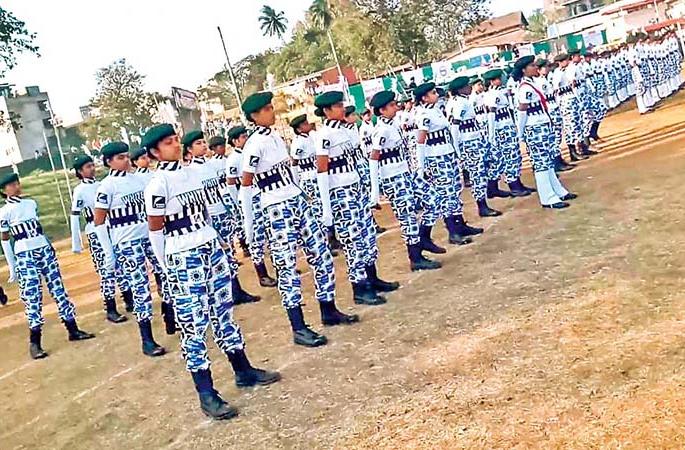 Kolhapur Flood- meet white army of girls, rescue team work for flood victims. | कोल्हापुरात मदतीला धावली मुलींचीही व्हाइट आर्मी