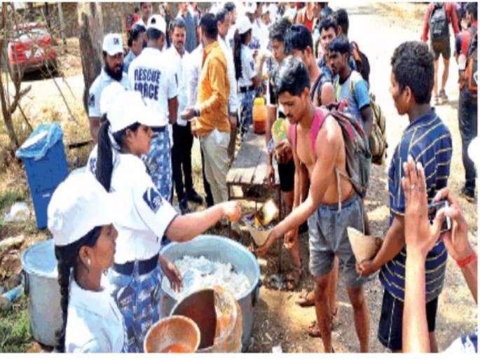 Food Army 'White Army' during rally in Ratnagiri | रत्नागिरीतील सैन्यभरतीवेळी ‘व्हाईट आर्मी’चे अन्नछत्र Food Army 'White Army' during rally in Ratnagiri | रत्नागिरीतील सैन्यभरतीवेळी ‘व्हाईट आर्मी’चे अन्नछत्र