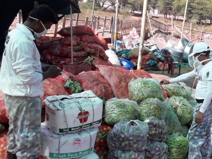 Vegetable vendors contribute to the White Army's food umbrella | व्हाईट आर्मीच्या अन्नछत्रास भाजी विक्रेत्यांचा हातभार Vegetable vendors contribute to the White Army's food umbrella | व्हाईट आर्मीच्या अन्नछत्रास भाजी विक्रेत्यांचा हातभार