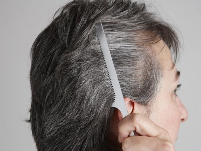 If you also break your grey hair continuously then be careful | पांढरे केस तोडण्याची चूक करताय का?; वेळीच व्हा सावध