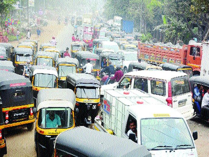 Railway block at the root of the road traffic | रेल्वेचा ब्लॉक रस्ते वाहतुकीच्या मुळावर