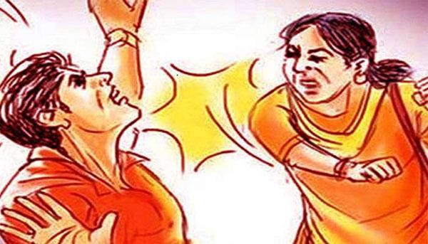 The wife threw boiled tea in the husband's mouth | पत्नीने उकळलेला चहा फेकला पतीच्या तोंडावर