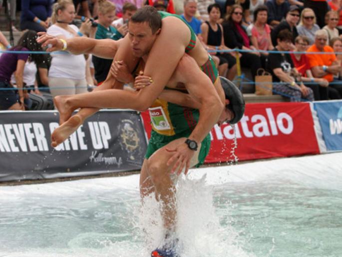 Video : Meet this Lithuanian couple crowned wife carrying world champions | Video : पत्नीला खांद्यावर घेऊन तो असा काही धावला सलग दोनदा मिळवला विजय! 