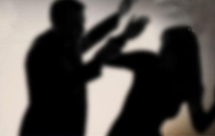 husband took petrol to burn wife but burnt himself | बायको असावी तर अशी... पतीने पेट्रोल टाकून जाळण्याचा प्रयत्न केला, पण... husband took petrol to burn wife but burnt himself | बायको असावी तर अशी... पतीने पेट्रोल टाकून जाळण्याचा प्रयत्न केला, पण...