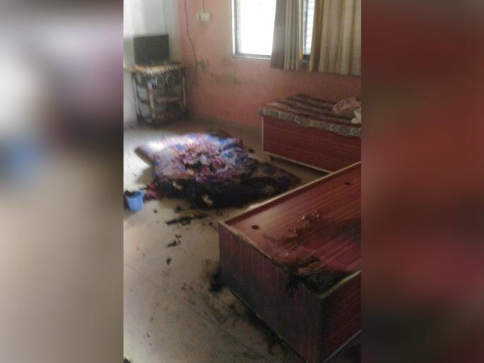 Dhule : retired army Man killed his wife and commits Suicide | पत्नीला पेटवून देत निवृत्त सैनिकाची रेल्वेखाली आत्महत्या, मात्र चिमुरडीचा नाहक बळी Dhule : retired army Man killed his wife and commits Suicide | पत्नीला पेटवून देत निवृत्त सैनिकाची रेल्वेखाली आत्महत्या, मात्र चिमुरडीचा नाहक बळी