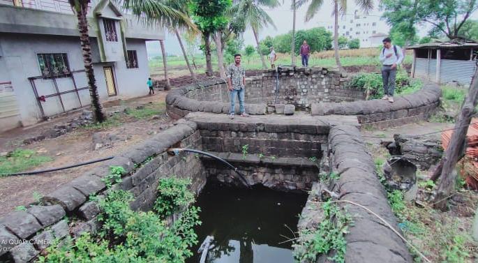 Key-shaped Peshwa well in Vijayanagar, Sangli | सांगलीत विजयनगरमध्ये किल्लीच्या आकाराची पेशवेकालीन विहीर Key-shaped Peshwa well in Vijayanagar, Sangli | सांगलीत विजयनगरमध्ये किल्लीच्या आकाराची पेशवेकालीन विहीर