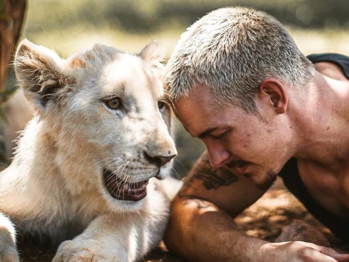 Man moves to Africa for wildlife conservation | नोकरी सोडून अन् किंमती वस्तू विकून प्राण्यांच्या मदतीसाठी आफ्रिकेत पोहोचला हा 'अवलिया'