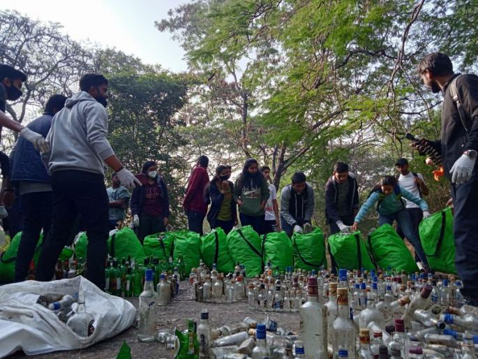 ferguson college campus liquor store as many as 800 bottles of liquor were found in a month | फर्ग्युसन महाविद्यालयाचा परिसर दारूचा अड्डा; एका महिन्यात सापडल्या तब्बल ८०० दारुच्या बाटल्या ferguson college campus liquor store as many as 800 bottles of liquor were found in a month | फर्ग्युसन महाविद्यालयाचा परिसर दारूचा अड्डा; एका महिन्यात सापडल्या तब्बल ८०० दारुच्या बाटल्या