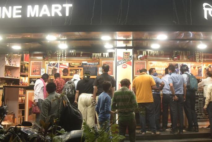 Drunkards rushed for collecting quota: Due to the ban on two days, rushed | काेटा जमविण्यासाठी तळीरामांची भागमभाग : दाेन दिवसांच्या बंदीमुळे तारांबळ Drunkards rushed for collecting quota: Due to the ban on two days, rushed | काेटा जमविण्यासाठी तळीरामांची भागमभाग : दाेन दिवसांच्या बंदीमुळे तारांबळ