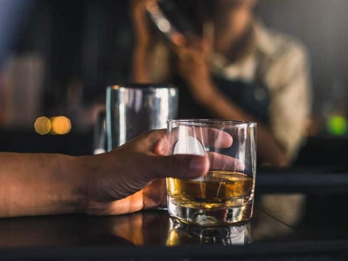 Drunkard rioting in front of the bus, assaulting the policeman along with the driver | मद्यपीचा बससमोर भररस्त्यात धिंगाणा, वाहन चालकासह पोलिसाला मारहाण