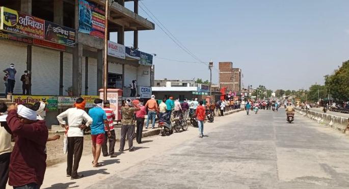 Murtijapur: Queues for liquor in the hot sun | मुर्तीजापूर : प्रखर उन्हात तळीरामांच्या दारुसाठी रांगा Murtijapur: Queues for liquor in the hot sun | मुर्तीजापूर : प्रखर उन्हात तळीरामांच्या दारुसाठी रांगा