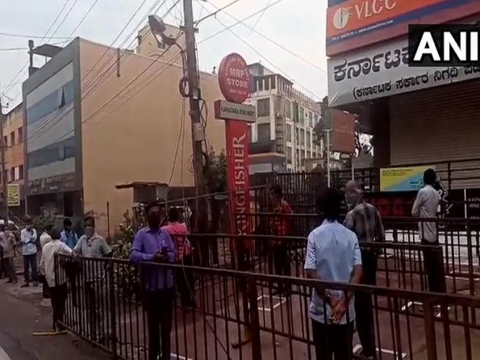 CoronaVirus Marathi News : Long Queue Outside Liquor Shops In Hubli Before They Open In Lockdown rkp | CoronaVirus News : दारूची दुकाने उघडली, मद्यप्रेमींच्या लांबच लांब रांगा! CoronaVirus Marathi News : Long Queue Outside Liquor Shops In Hubli Before They Open In Lockdown rkp | CoronaVirus News : दारूची दुकाने उघडली, मद्यप्रेमींच्या लांबच लांब रांगा!