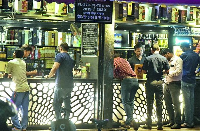 Panthelas, beer bar crowd doesn't the Corona cause ? | पानठेले, 'बीअर बार'मधील गर्दीमुळे 'कोरोना' होत नाही का? Panthelas, beer bar crowd doesn't the Corona cause ? | पानठेले, 'बीअर बार'मधील गर्दीमुळे 'कोरोना' होत नाही का?