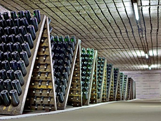 European country Moldova wine city has 35 lakhs wine bottles | या देशात जमिनीखाली आहे दारुच्या ३५ लाख बॉटल्सचा भांडार! European country Moldova wine city has 35 lakhs wine bottles | या देशात जमिनीखाली आहे दारुच्या ३५ लाख बॉटल्सचा भांडार!