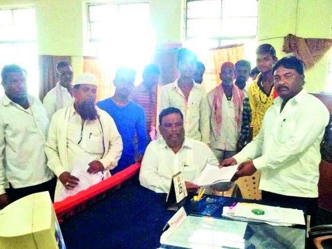 Demand for the removal of the country's liquor shop | देशी दारू दुकान हटवण्याची मागणी Demand for the removal of the country's liquor shop | देशी दारू दुकान हटवण्याची मागणी