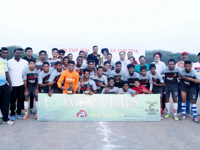 Alex Fernandez Football Trophy won by Shivaji's FC team | शिवाजीयन्स एफसी संघानं पटकावला अॅलेक्स फर्नांडेझ फुटबॉल करंडक Alex Fernandez Football Trophy won by Shivaji's FC team | शिवाजीयन्स एफसी संघानं पटकावला अॅलेक्स फर्नांडेझ फुटबॉल करंडक