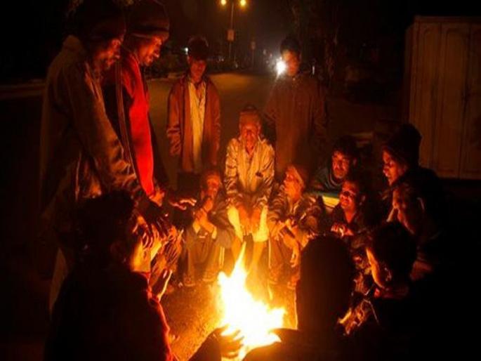 Jalgaonkar is cold and cold | थंडीने जळगावकर गारठले Jalgaonkar is cold and cold | थंडीने जळगावकर गारठले