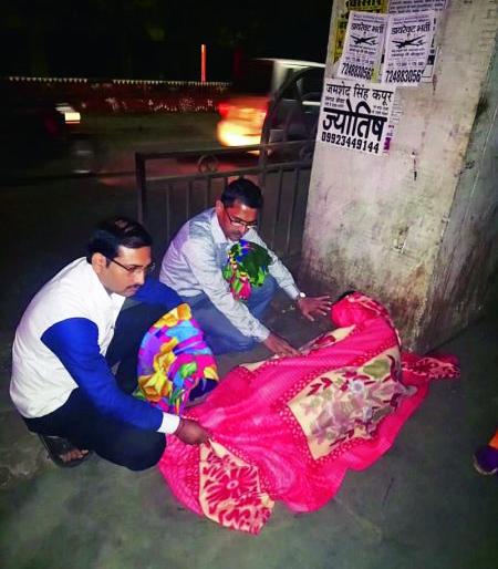 The blanket ambassador to mats in cold on the street human being | रस्त्यावर थंडीत कुडकुडणाऱ्यांना मायेची उब देणारे 'ब्लँकेटदूत' The blanket ambassador to mats in cold on the street human being | रस्त्यावर थंडीत कुडकुडणाऱ्यांना मायेची उब देणारे 'ब्लँकेटदूत'