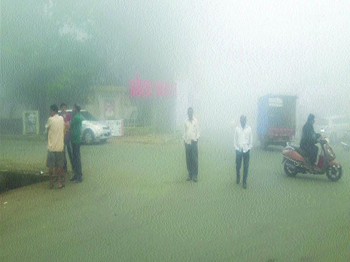 Cold wave rises to Raigad district, starts hot clothes, wakes up fire | थंडीच्या लाटेने रायगड जिल्हा गारठला, गरम कपडे घेण्यासाठी लगबग, जागोजागी शेकोट्या पेटल्या Cold wave rises to Raigad district, starts hot clothes, wakes up fire | थंडीच्या लाटेने रायगड जिल्हा गारठला, गरम कपडे घेण्यासाठी लगबग, जागोजागी शेकोट्या पेटल्या