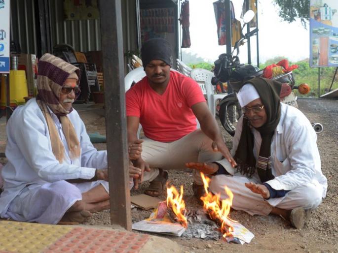 Nashik's minimum temperature is 17.7 degrees; The impact of the 'Okhi' is a big hole in the air! | नाशिकचे किमान तपमान १७.७ अंशावर तरी नाशिककरांना सहा तासांपासून भरली हुडहुडी; ‘ओखी’च्या प्रभावामुळे हवेत कमालीचा गारठा!  Nashik's minimum temperature is 17.7 degrees; The impact of the 'Okhi' is a big hole in the air! | नाशिकचे किमान तपमान १७.७ अंशावर तरी नाशिककरांना सहा तासांपासून भरली हुडहुडी; ‘ओखी’च्या प्रभावामुळे हवेत कमालीचा गारठा!