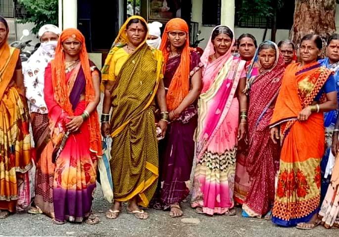 Women hit the tehsil office for Panand Road | पाणंद रस्त्यासाठी महिला धडकल्या तहसिल कार्यालयात Women hit the tehsil office for Panand Road | पाणंद रस्त्यासाठी महिला धडकल्या तहसिल कार्यालयात
