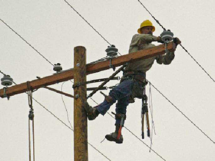 Electricity workers protest; Workers unite against privatization, 70 percent of employees participate even after MESMA law is implemented | वीज कामगारांचा एल्गार; खासगीकरणाविरोधात कामगार एकवटला, मेस्मा कायदा लावला तरी ७० टक्के कर्मचारी सहभागी Electricity workers protest; Workers unite against privatization, 70 percent of employees participate even after MESMA law is implemented | वीज कामगारांचा एल्गार; खासगीकरणाविरोधात कामगार एकवटला, मेस्मा कायदा लावला तरी ७० टक्के कर्मचारी सहभागी