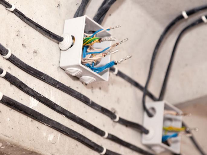 Poor electrical wiring, fitting leads dangerous | निकृष्ट दर्जाचे विद्युत वायरिंग, फिटिंग ठरते धोकादायक Poor electrical wiring, fitting leads dangerous | निकृष्ट दर्जाचे विद्युत वायरिंग, फिटिंग ठरते धोकादायक
