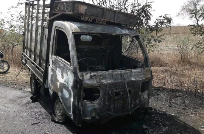 Fire to freight vehicle due to 'wiring' burns | ‘वायरिंग’ जळाल्यामुळे मालवाहू वाहनाला आग 