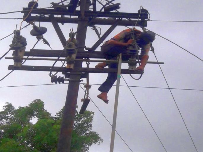 Private wireman dies in shock at lightning pole | विजेच्या खांबावर शॉक लागून खासगी वायरमनचा मृत्यू Private wireman dies in shock at lightning pole | विजेच्या खांबावर शॉक लागून खासगी वायरमनचा मृत्यू