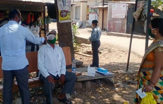 Corolla testing of unmasked pedestrians on the road | विट्यात विनामास्क फिरणाऱ्यांची रस्त्यावरच केली कोरोना चाचणी Corolla testing of unmasked pedestrians on the road | विट्यात विनामास्क फिरणाऱ्यांची रस्त्यावरच केली कोरोना चाचणी