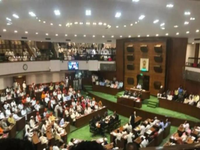 Conflict avoided by both Shiv Sena groups; There was no commotion in the hall | शिवसेनेच्या दोन्ही गटांनी टाळला संघर्ष; सभागृहात गोंधळ घातला नाही Conflict avoided by both Shiv Sena groups; There was no commotion in the hall | शिवसेनेच्या दोन्ही गटांनी टाळला संघर्ष; सभागृहात गोंधळ घातला नाही