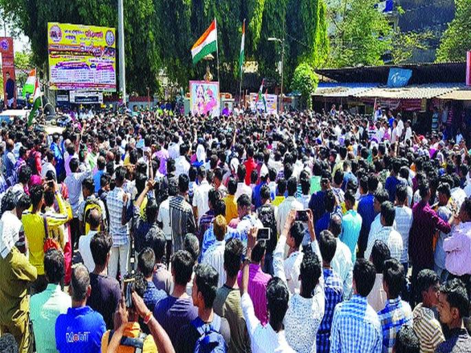On the road down the road from Raigadar to protest against the suicide attack | आत्मघाती हल्ल्याच्या निषेधार्थ रायगडकर उतरले रस्त्यावर On the road down the road from Raigadar to protest against the suicide attack | आत्मघाती हल्ल्याच्या निषेधार्थ रायगडकर उतरले रस्त्यावर