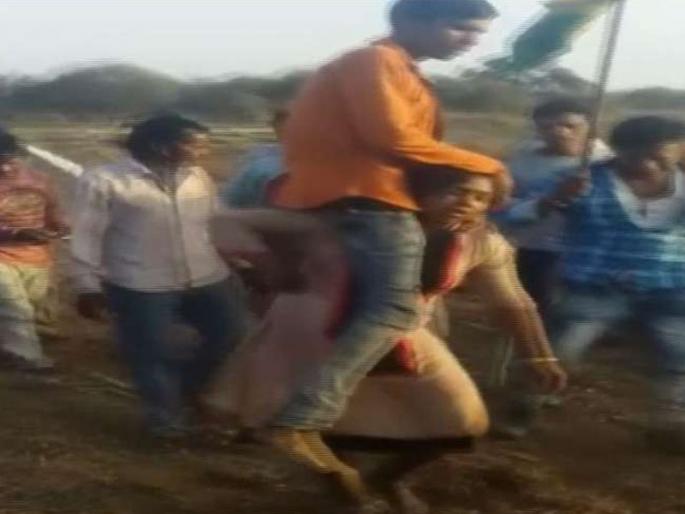 Shocking, A woman gets a woman to take her husband's shoulder in madhya pradesh | धक्कादायक ! नवऱ्याला खांद्यावर घेऊन गावभर फिरण्याची महिलेला शिक्षा Shocking, A woman gets a woman to take her husband's shoulder in madhya pradesh | धक्कादायक ! नवऱ्याला खांद्यावर घेऊन गावभर फिरण्याची महिलेला शिक्षा