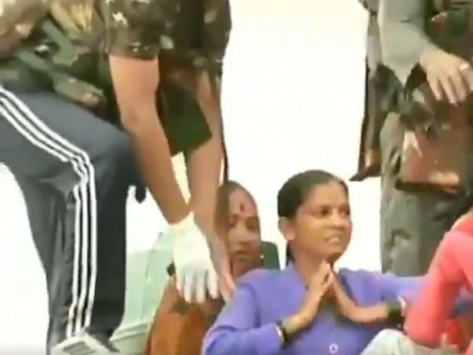 The story of Devadarshan told by the woman, kolhapur viral viedo of flood women | 'आम्हास्नी वाट दिसना झालती', सैनिकाच्या पाया पडणाऱ्या 'त्या' महिलेनं सांगितली आपबिती