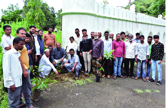 Wakf Board to plant nine thousand trees in the district - | वक्फ बोर्डाकडून जिल्ह्यात नऊ हजार वृक्षांचे रोपण--खुसरो खान