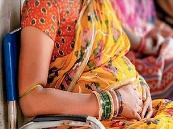 The baby died in the mother's womb because the doctor did not come in time for delivery; 24 hours of woman suffering, release of mother after surgery | प्रसूतीसाठी डॉक्टर वेळेत न आल्याने मातेच्या पोटातच दगावले बाळ; २४ तास महिलेची तडफड, शस्त्रक्रियेनंतर मातेची सुटका The baby died in the mother's womb because the doctor did not come in time for delivery; 24 hours of woman suffering, release of mother after surgery | प्रसूतीसाठी डॉक्टर वेळेत न आल्याने मातेच्या पोटातच दगावले बाळ; २४ तास महिलेची तडफड, शस्त्रक्रियेनंतर मातेची सुटका