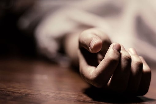 Wife strangled to death in Wadgaon MawalThe body was hung on the ceiling so that no one would know | वडगाव मावळात पत्नीचा गळा आवळून खून; कोणाला कळू नये म्हणून मृतदेह लटकवला छताला Wife strangled to death in Wadgaon MawalThe body was hung on the ceiling so that no one would know | वडगाव मावळात पत्नीचा गळा आवळून खून; कोणाला कळू नये म्हणून मृतदेह लटकवला छताला