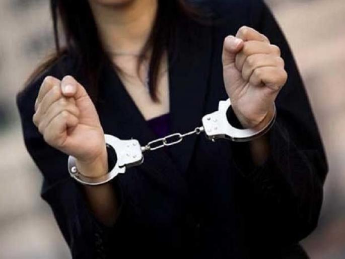 Drunken woman For not getting bread, water was poured into the plates of others | Pune | दारूच्या नशेत महिलेचा हॉटेलमध्ये राडा; भाकरी न मिळाल्याने ओतले इतरांच्या ताटात पाणी Drunken woman For not getting bread, water was poured into the plates of others | Pune | दारूच्या नशेत महिलेचा हॉटेलमध्ये राडा; भाकरी न मिळाल्याने ओतले इतरांच्या ताटात पाणी