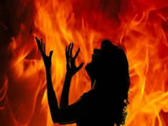 Molestation taken by a humiliated woman; Filed a crime | विनयभंगाने अपमानित महिलेने घेतले पेटवून; गुन्हा दाखल Molestation taken by a humiliated woman; Filed a crime | विनयभंगाने अपमानित महिलेने घेतले पेटवून; गुन्हा दाखल