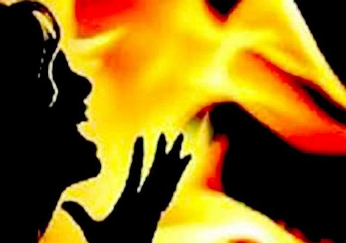 Young woman burnt by patrol Critical: 40 percent burned | पेट्रोल टाकून जाळलेल्या तरुणीची प्रकृती गंभीर :  ४० टक्के जळाली