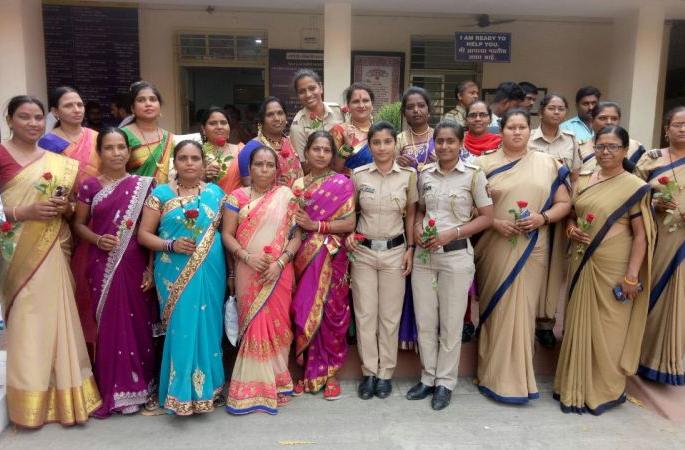 You ... welcome to the police station ...! | या... पोलीस ठाण्यात तुमचे स्वागत आहे...!