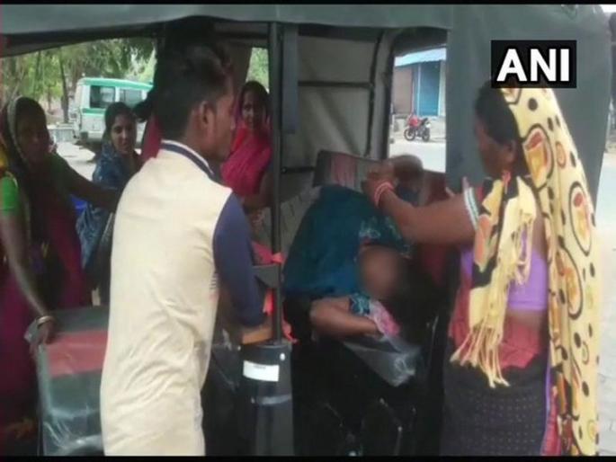 With no doctors at Chhattisgarh health centre, woman delivers in auto | आरोग्य केंद्रात डॉक्टर नसल्याने महिलेची रिक्षेत झाली प्रसूती With no doctors at Chhattisgarh health centre, woman delivers in auto | आरोग्य केंद्रात डॉक्टर नसल्याने महिलेची रिक्षेत झाली प्रसूती