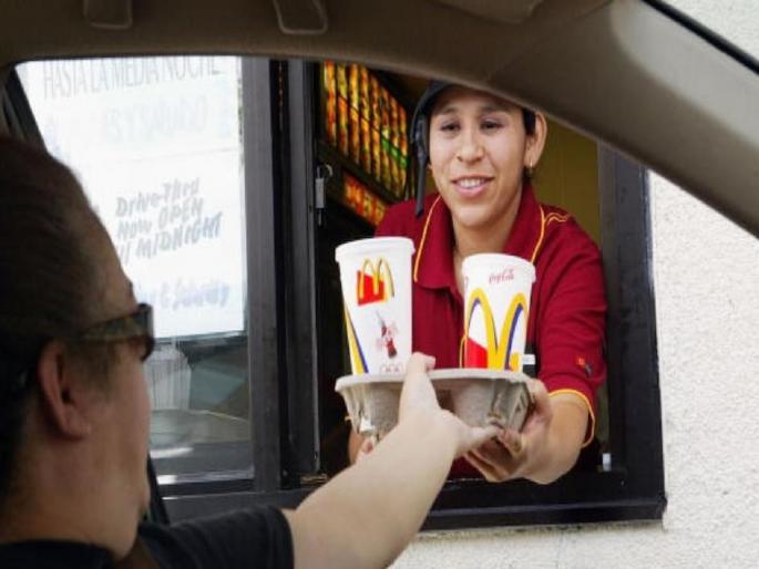 woman demanded 105 crore from McDonald's company for giving chemicals instead of coffee  | कॉफीऐवजी पाजले चक्क केमिकल, महिलेने रेस्टॉरंटकडून 105 कोटी रूपयांची केली मागणी  woman demanded 105 crore from McDonald's company for giving chemicals instead of coffee  | कॉफीऐवजी पाजले चक्क केमिकल, महिलेने रेस्टॉरंटकडून 105 कोटी रूपयांची केली मागणी