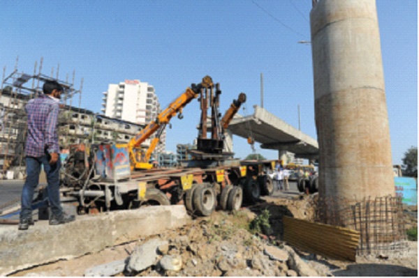 Woman dies after falling on crane, accident near dark highway, damage to rickshaws | क्रेन अंगावर पडून महिलेचा मृत्यू, अंधेरी हायवेजवळील दुर्घटना, रिक्षांचे नुकसान