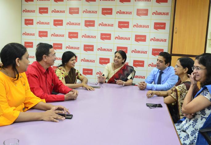 Beti rescue: Now, when the girl was born, Solapur sent a message saying, 'Lakshmi came home' | बेटी बचाव :मुलगी जन्माला येताच आजकाल सोलापूरकर कौतुकानं मेसेज टाकतात, ‘लक्ष्मी आली घरीऽऽ’ Beti rescue: Now, when the girl was born, Solapur sent a message saying, 'Lakshmi came home' | बेटी बचाव :मुलगी जन्माला येताच आजकाल सोलापूरकर कौतुकानं मेसेज टाकतात, ‘लक्ष्मी आली घरीऽऽ’