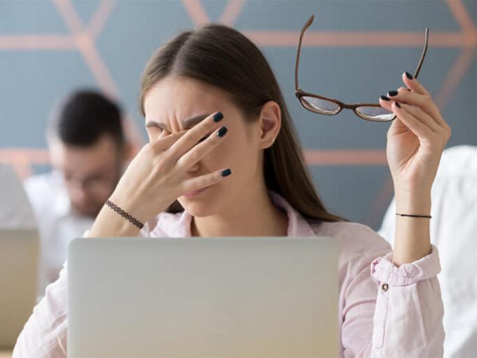 eye problems because of work from home sitting on laptop or computer or mobile, solutions | Work from home tips: लॅपटॉपवर सतत तासन् तास बसून डोळ्यांचं आरोग्य येतंय धोक्यात, वेळीच करा 'हे' उपाय