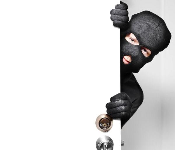 Theft in a woman lawyer flat in Nagpur: Rs 12 lakh cash stolen | नागपुरात महिला वकिलाच्या सदनिकेत धाडसी चोरी :१२ लाखांची रोकड लंपास