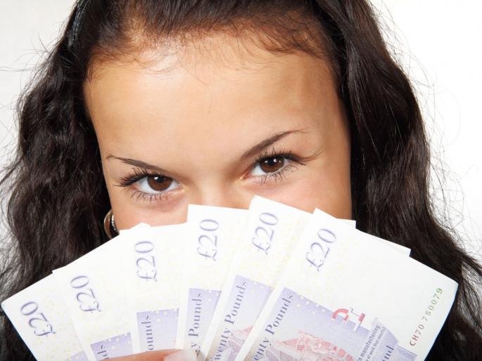 lucky women won two lotteries in america | सलग दोन लॉटरींमुळे महिला झाली लक्षाधीश, लंचब्रेकला असताना काढली लॉटरी