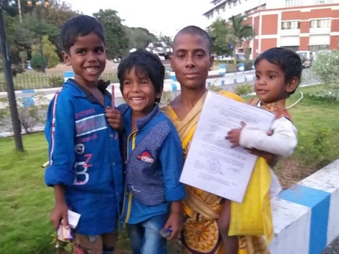 Woman Sells Her Hair For Rs 150 To Feed Three Kids | कशासाठी?...पोटासाठी; मुलांना दोन घास भरवण्यासाठी आईनं केलं मुंडन, पण... Woman Sells Her Hair For Rs 150 To Feed Three Kids | कशासाठी?...पोटासाठी; मुलांना दोन घास भरवण्यासाठी आईनं केलं मुंडन, पण...