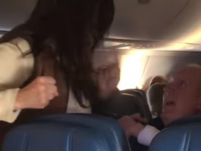 After removing the mask, the woman hit the ear of an old man on the plane, the incident was captured on camera | मास्क काढल्याने महिलेनं विमानातच वृद्ध माणसाच्या कानशिलात लगावले, घटना कॅमेऱ्यात कैद After removing the mask, the woman hit the ear of an old man on the plane, the incident was captured on camera | मास्क काढल्याने महिलेनं विमानातच वृद्ध माणसाच्या कानशिलात लगावले, घटना कॅमेऱ्यात कैद